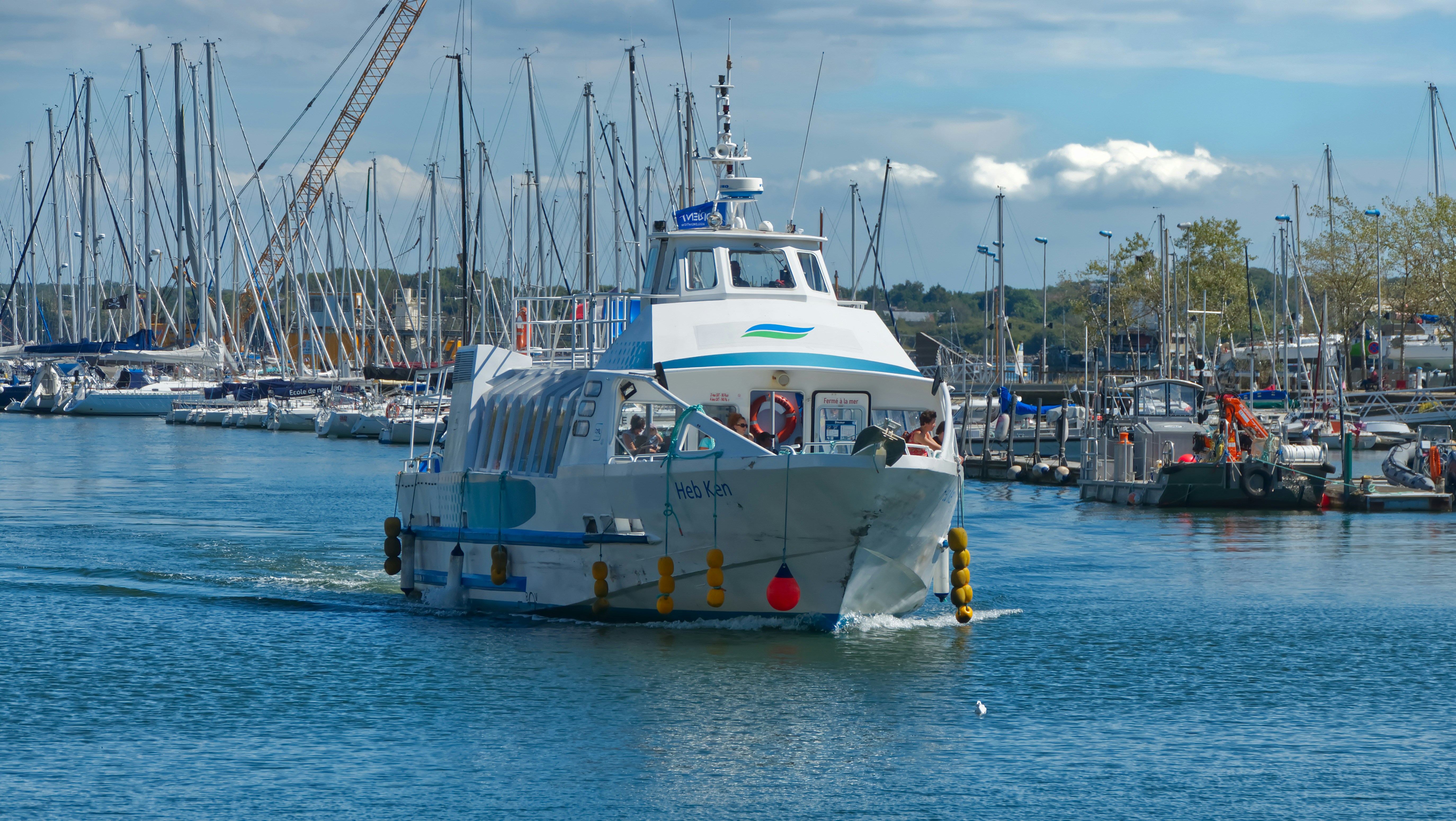 bateau dans un port breton en pleine journ&eacute;e 